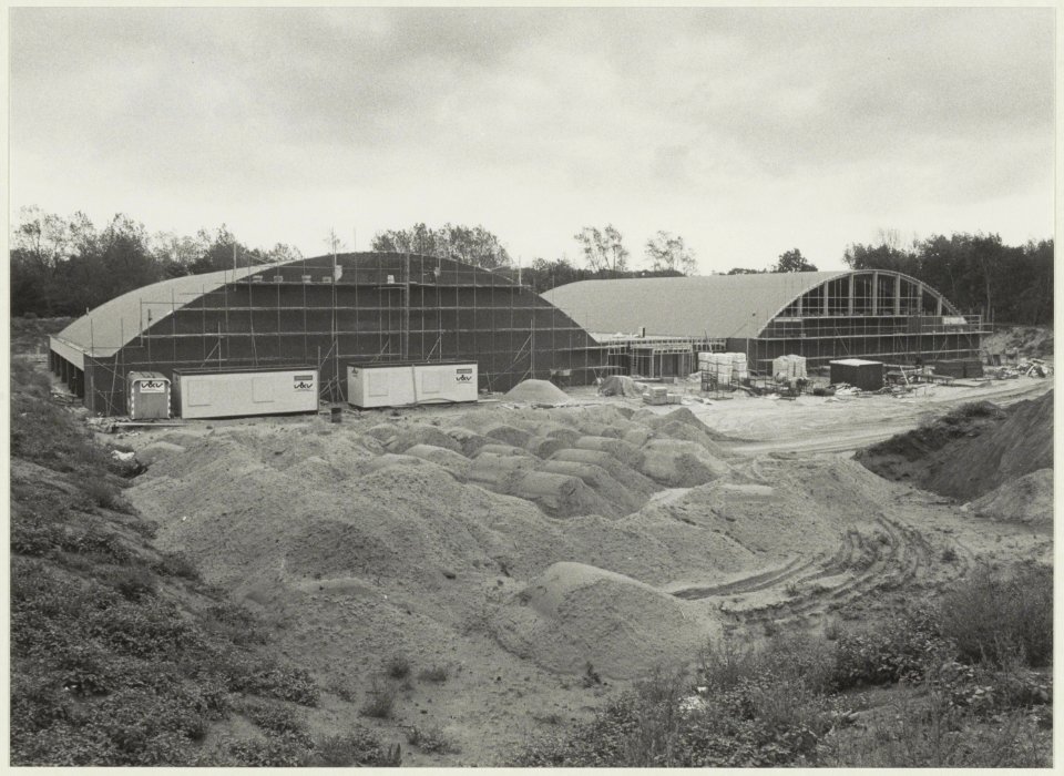 Bouw van de sporthal aan de Tetterodeweg te Overveen. NL-HlmNHA 54015731