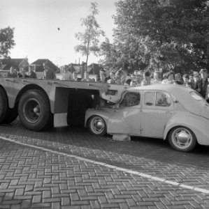 Botsing tussen auto en oplegger op de Waddendijk, Bestanddeelnr 912-8240