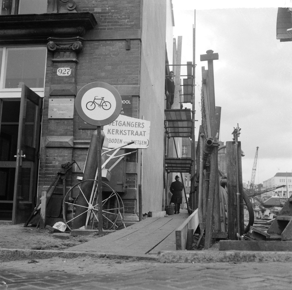 Bouw Vijzelstraatflat, het gangetje achter het huis in de Kerkstraat, Bestanddeelnr 917-0469