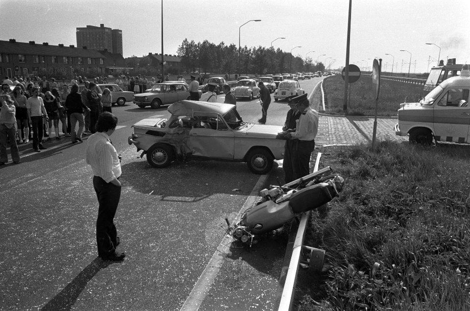 Botsing motor en auto op weg Haarlem naar Amsterdam, Bestanddeelnr 926-4383