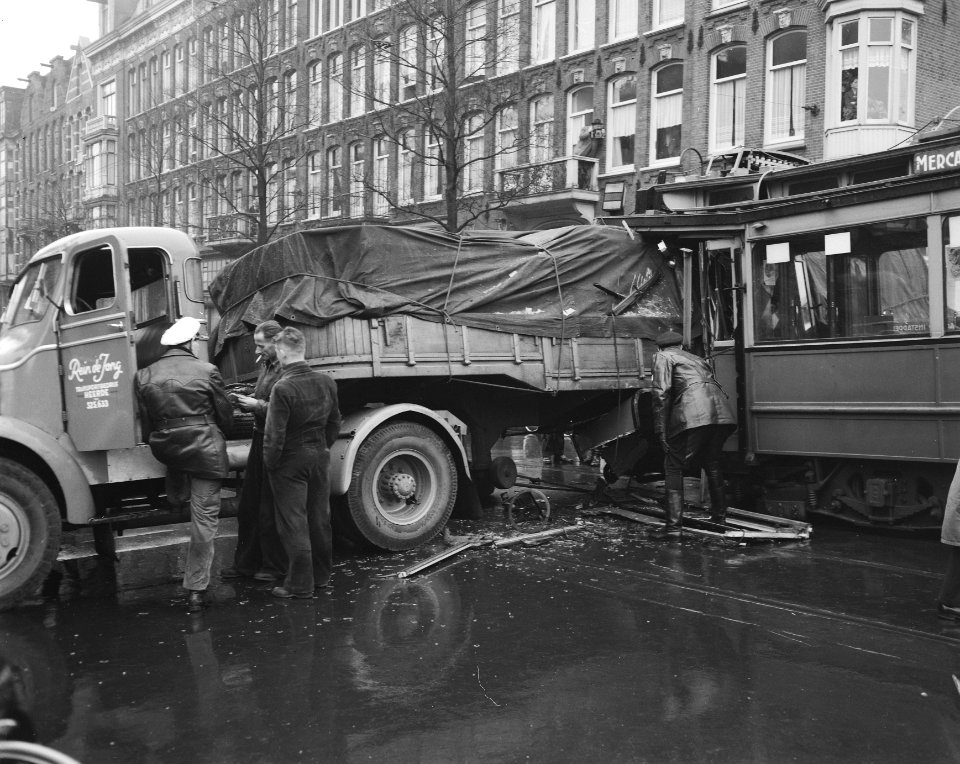 Botsing lijn 7 met truck Pl. Kerklaan, Bestanddeelnr 908-1872