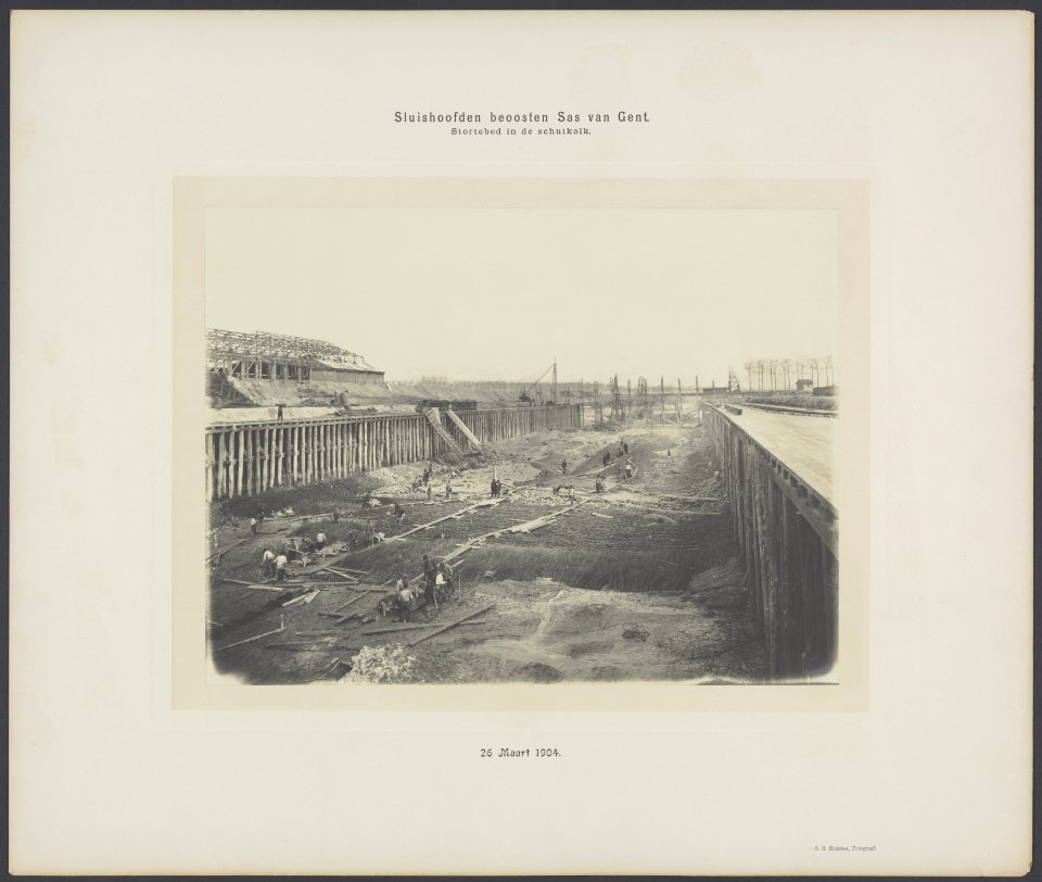 Bouw van de sluis beoosten Sas van Gent. Beeld van het stortebed in de schutkolk, Bestanddeelnr 861