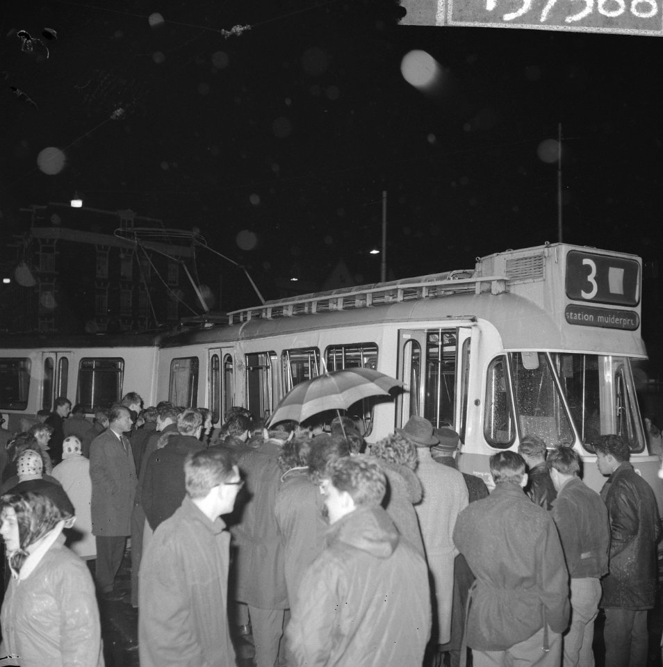 Botsing hoek Wibautstraat-Ruysstraat tussen lijn 3 en bus NZH De tram waarop de, Bestanddeelnr 915-7568