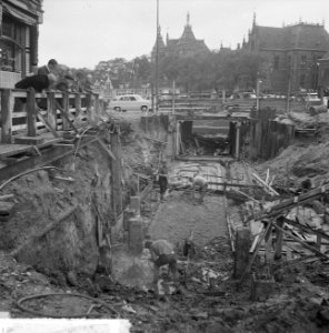Bouw voetgangerstunnel bij de Kamperbrug tegenover oostzijde Centraal Station, Bestanddeelnr 915-2749