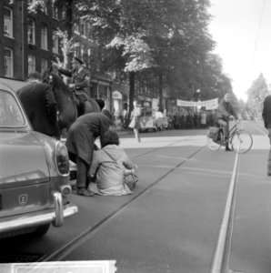 Bouwvakkers demonstreren in Amsterdam, bouwvakkers luisteren naar redevoering, Bestanddeelnr 916-9452