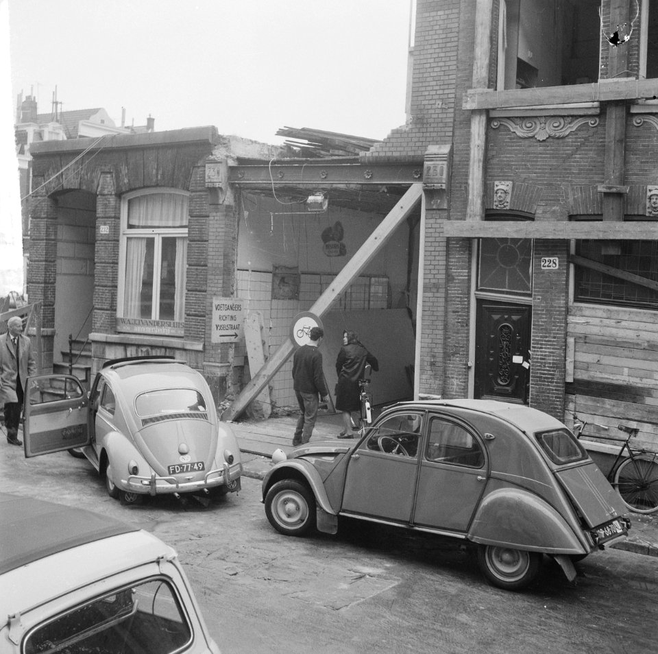 Bouw Vijzelstraatflat, het gangetje achter het huis in de Kerkstraat, Bestanddeelnr 917-0468
