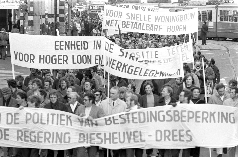 Bouwvakkers demonstreren in Amsterdam tegen bouwstop en werkloosheid, Bestanddeelnr 925-4906