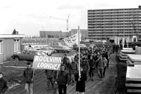 Bouwvakkers demonstreren in de Bijlmermeer Amsterdam voor meer loon en dergelijk, Bestanddeelnr 923-0394