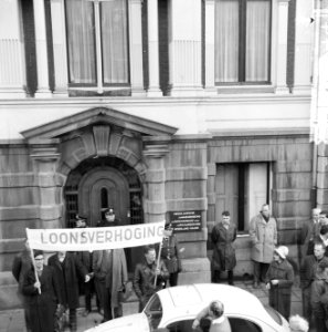 Bouwvakarbeiders demonstreren tegen ontslag van 17 arbeiders, Bestanddeelnr 916-2844