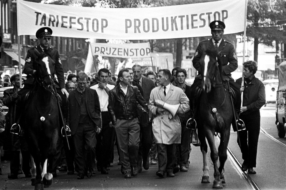 Bouwvakkers demonstreren in Amsterdam, de demonstranten op de weg, Bestanddeelnr 916-9431