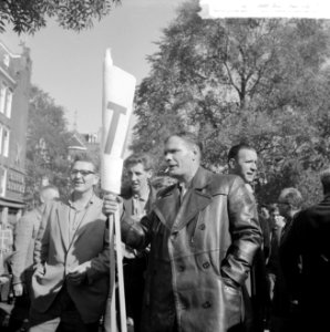 Bouwvakkers demonstreren in Amsterdam, bouwvakkers luisteren naar redevoering, Bestanddeelnr 916-9441