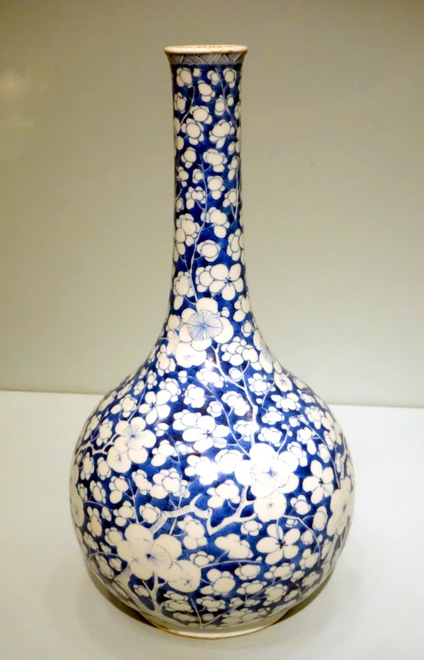 Bottle vase with plum flowers, China, Jingdezhen, Jiangxi province, Qing dynasty, Kangxi emperor, porcelain with underglaze cobalt - Asian Art Museum of San Francisco - DSC01594