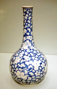 Bottle vase with plum flowers, China, Jingdezhen, Jiangxi province, Qing dynasty, Kangxi emperor, porcelain with underglaze cobalt - Asian Art Museum of San Francisco - DSC01594