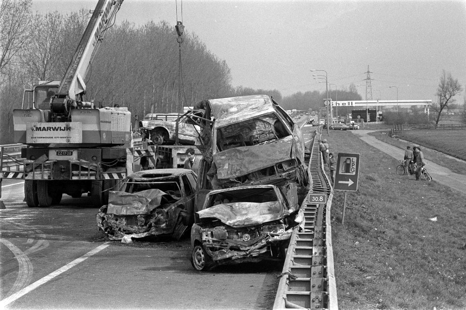 Botsingen in de mist leiden tot gevolg ravage bij Leiderdoro stapel uitgebrande , Bestanddeelnr 932-9302