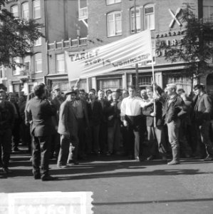 Bouwvakkers demonstreren in Amsterdam, bouwvakkers luisteren naar redevoering, Bestanddeelnr 916-9445