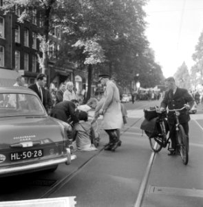 Bouwvakkers demonstreren in Amsterdam, bouwvakkers luisteren naar redevoering, Bestanddeelnr 916-9451