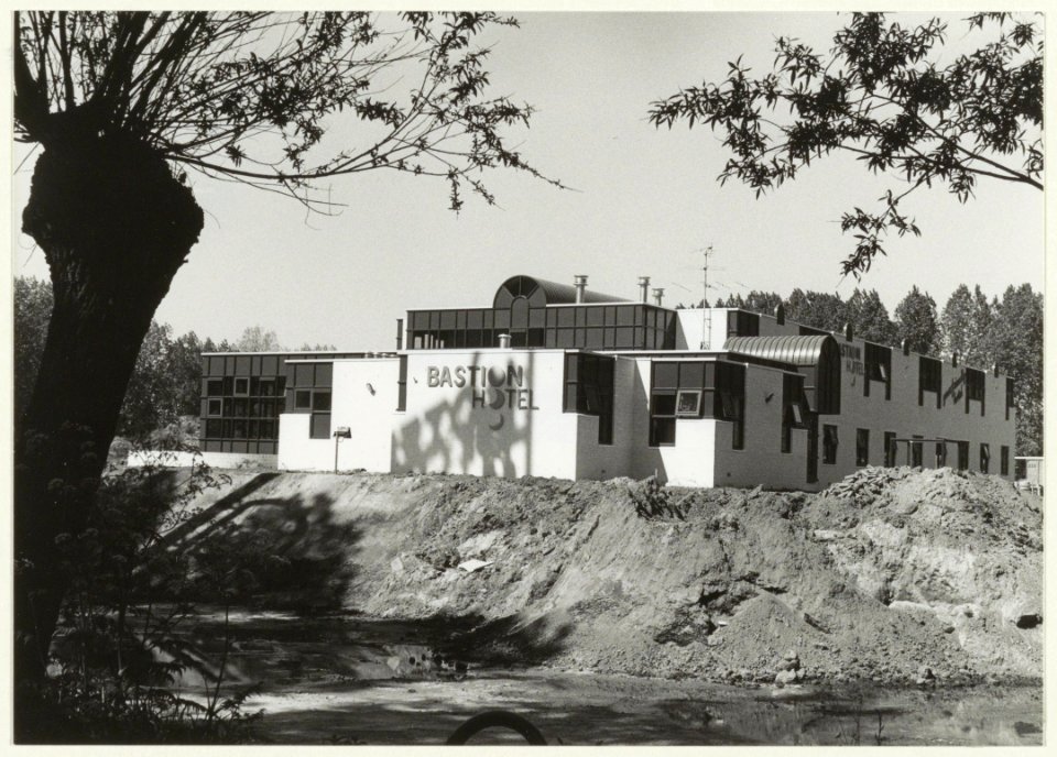 Bouw van het Bastion Hotel op de grens van Haarlem en Velsen aan de Vlietweg. NL-HlmNHA 54031496