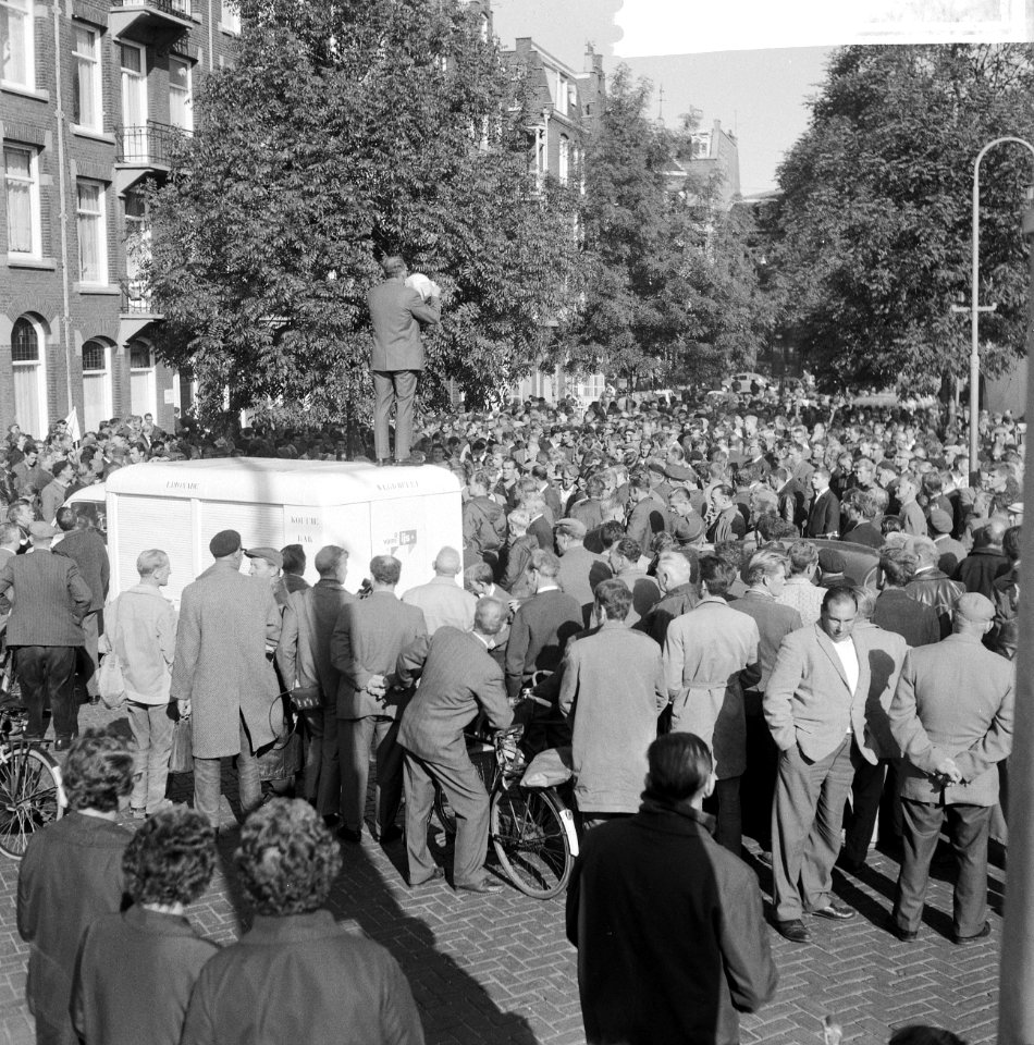Bouwvakkers demonstreren in Amsterdam, bouwvakkers luisteren naar redevoering, Bestanddeelnr 916-9450