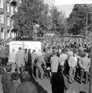 Bouwvakkers demonstreren in Amsterdam, bouwvakkers luisteren naar redevoering, Bestanddeelnr 916-9450