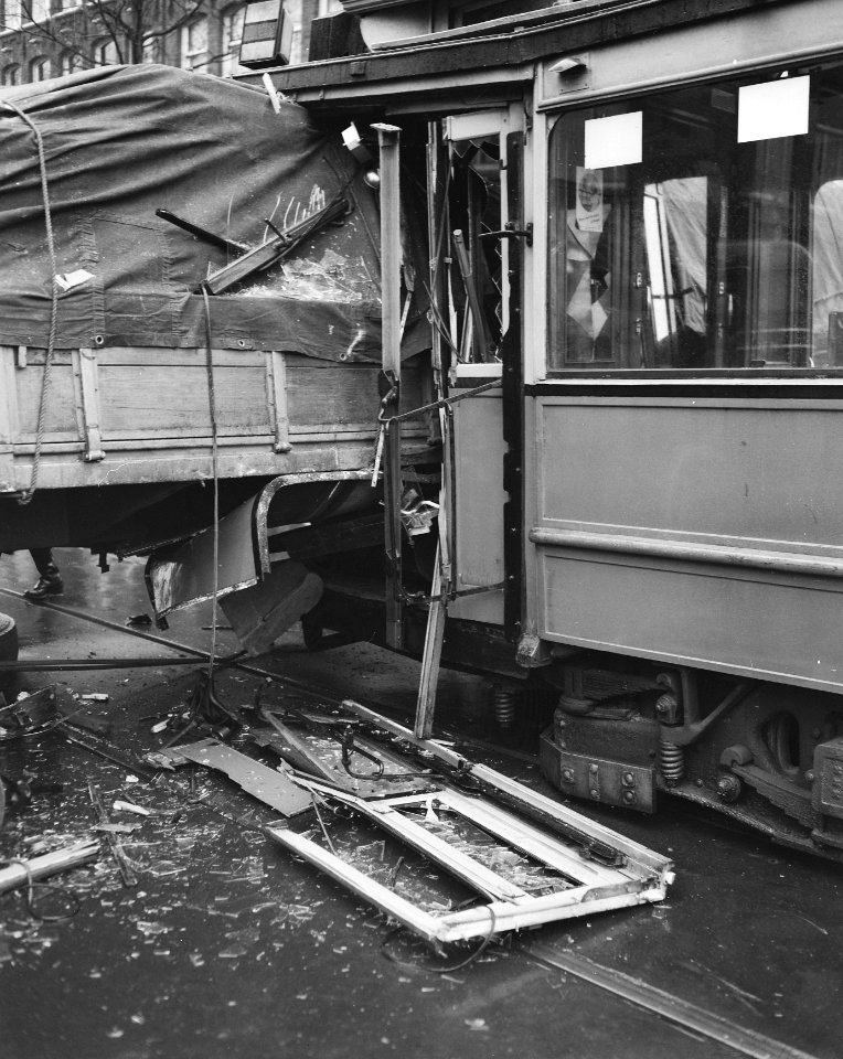 Botsing lijn 7 met truck Pl. Kerklaan, Bestanddeelnr 908-1870