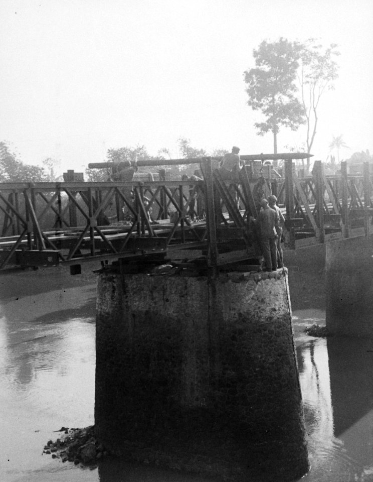 Bouw van een Baileybrug, Bestanddeelnr 11664