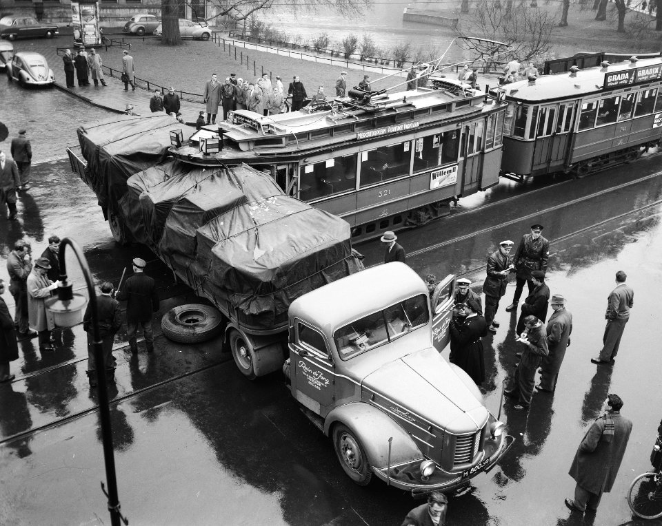 Botsing lijn 7 met truck Pl. Kerklaan, Bestanddeelnr 908-1869