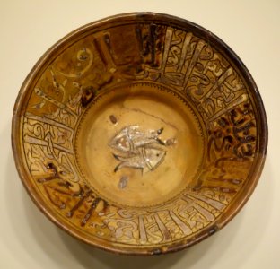 Bowl with calligraphy and two fish, Egypt, Mamluk period, 14th century, earthenware with carved and painted slip design under yellow and brown glazes - Cincinnati Art Museum - DSC04142