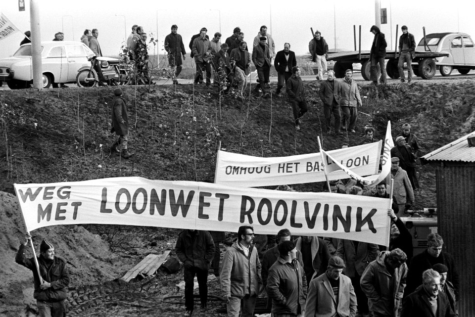 Bouwvakkers demonstreren in de Bijlmermeer Amsterdam voor meer loon en dergelijk, Bestanddeelnr 923-0395