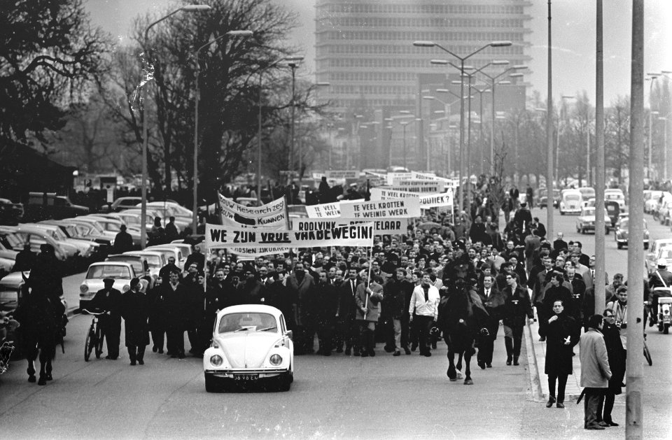 Bouwvakkers demonstreren in Den Haag . Aanvang demonstratie op het Malieveld, Bestanddeelnr 921-2149