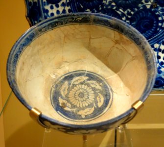 Bowl with chinoiserie design, Uzbekistan, Samarqand, early 15th century, underglaze-painted stonepaste - Royal Ontario Museum - DSC04785