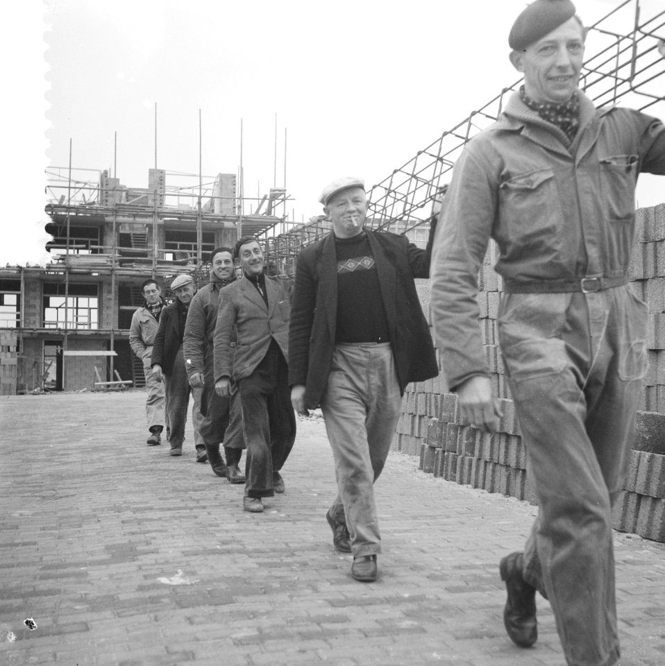 Bouwvakarbeiders zijn weer aan het werk, Bestanddeelnr 911-1122