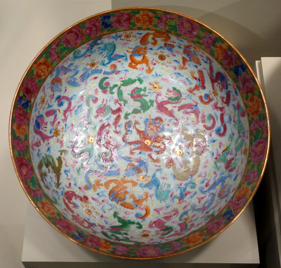 Bowl with Chinese dragons and western-style flowers, Chinese porcelain, 1810-1830 - Winterthur Museum - DSC01547