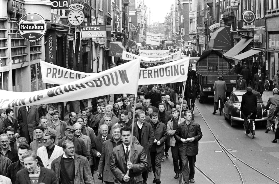 Bouwvakarbeiders demonstreren, de stoet trekt door de binnenstad, Bestanddeelnr 917-0367
