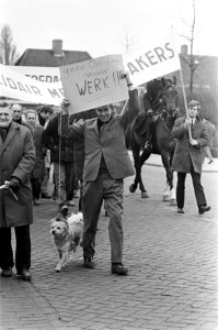 Bouwvakkers demonstreren in Amsterdam. De stoet demonstranten op het terrein van, Bestanddeelnr 921-1617