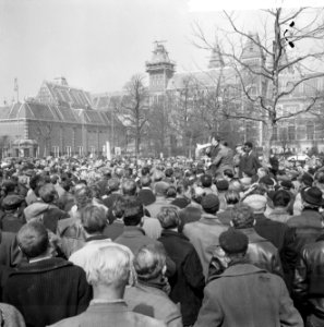 Bouwvakarbeiders demonstreren tegen ontslag van 17 arbeiders Op het Museumplein, Bestanddeelnr 916-2836
