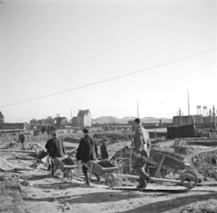 Bouwvakkers aan het werk op de achtergrond de Maasbruggen en de Hef, Bestanddeelnr 254-5128