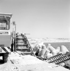 Bouwvakkers aan het werk in de haven, Bestanddeelnr 255-2563