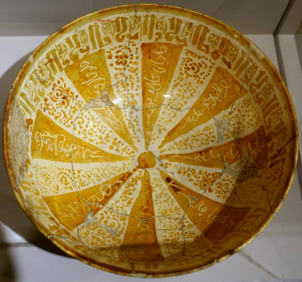Bowl with Arabic inscription, Iran, Kashan, early 1200s AD, ceramic with white glaze and gold luster - Princeton University Art Museum - DSC06845