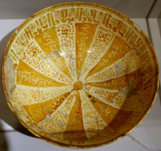 Bowl with Arabic inscription, Iran, Kashan, early 1200s AD, ceramic with white glaze and gold luster - Princeton University Art Museum - DSC06845