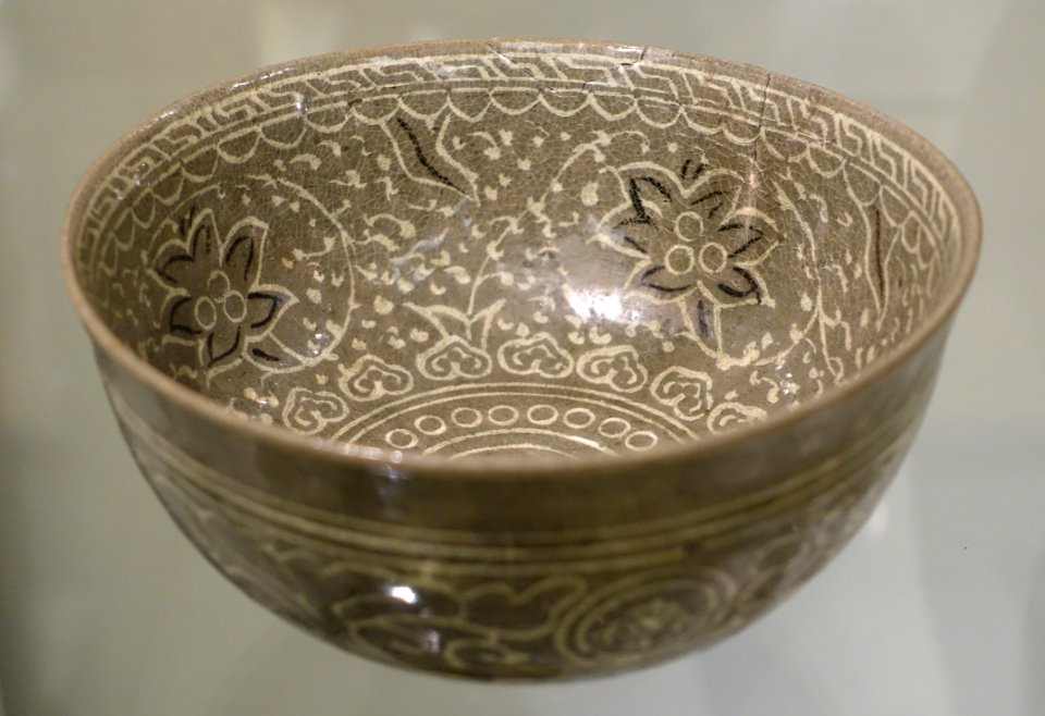 Bowl, Korea, Goryeo, 14th century AD, stoneware with inlaid decoration - Östasiatiska museet, Stockholm - DSC09418