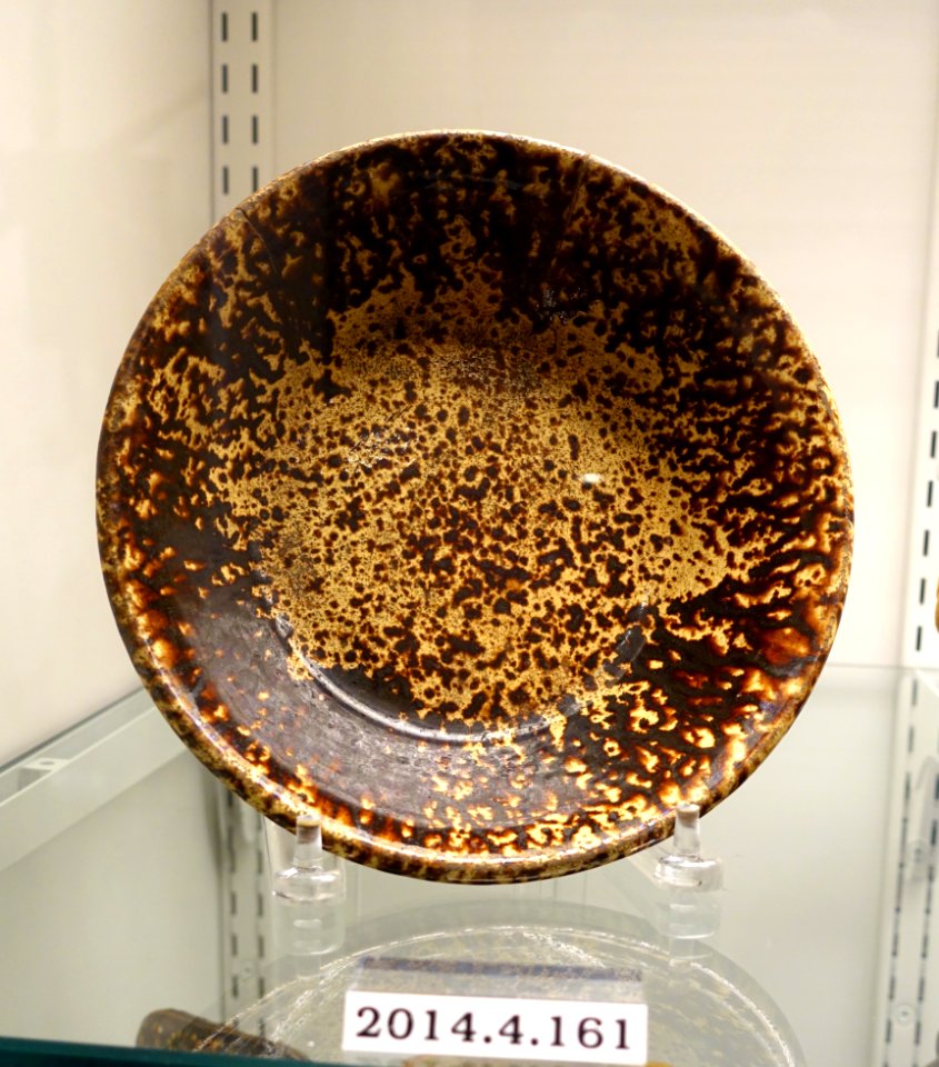 Bowl, Boston Earthenware Manufacturing Company, Massachusetts, c. 1860, lead-glazed yellow earthenware, rockingham glaze, HD 2014.4.161 - Flynt Center of Early New England Life - Deerfield, Massachusetts - DSC04159