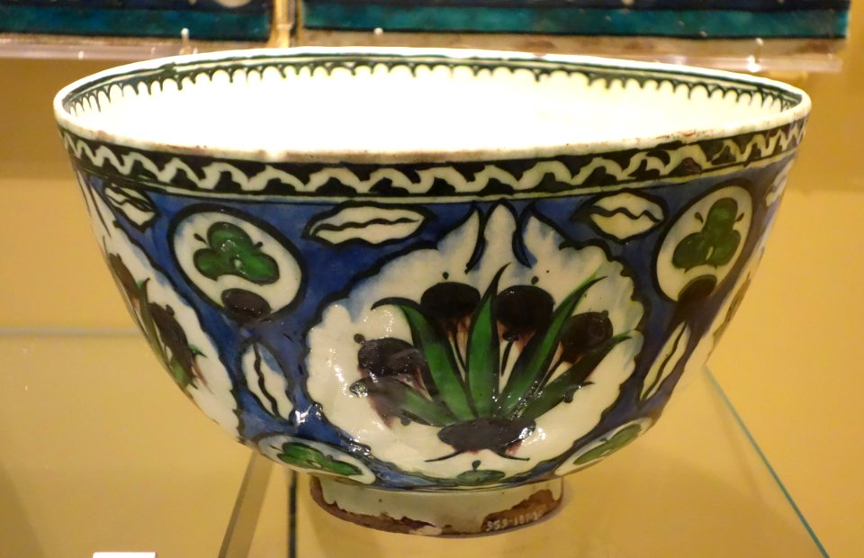 Bowl with pomegranate plants, Syria, Damascus, late 16th century, underglaze-painted stonepaste - Royal Ontario Museum - DSC04724
