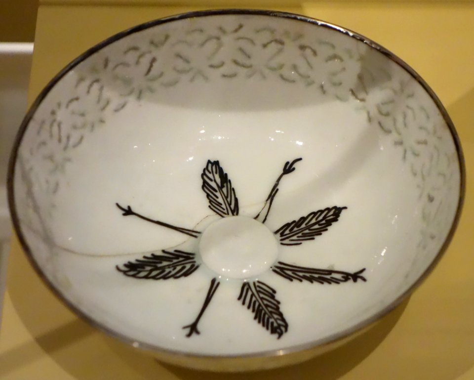 Bowl with pierced decoration (Gombroon-ware), Iran, 18th century, underglaze-painted stonepaste, silver rim added later - Royal Ontario Museum - DSC04714