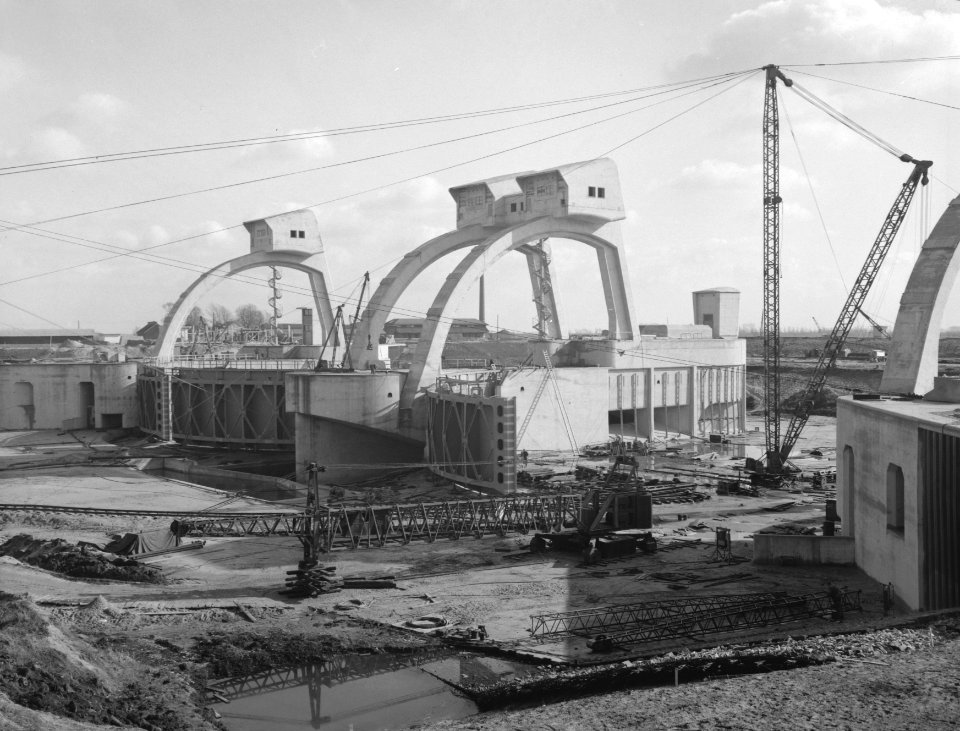 Bouw vizierstuw Hagestein, overzicht van het benedenstroomse gedeelte van de stu, Bestanddeelnr 911-0494