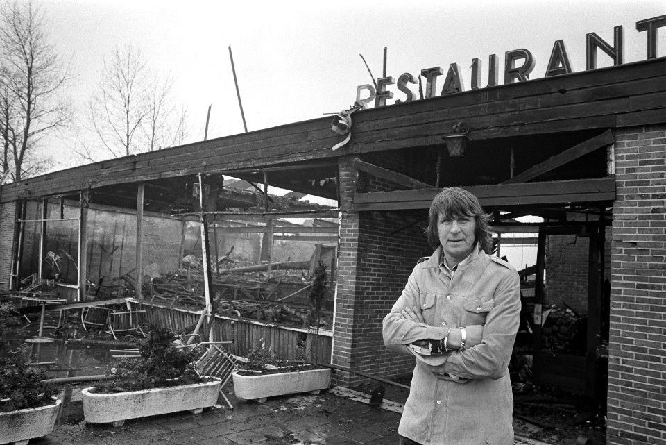Bowlingcentrum van Peter Post afgebrand, Peter Post voor het verbrande gebouw, Bestanddeelnr 926-3751
