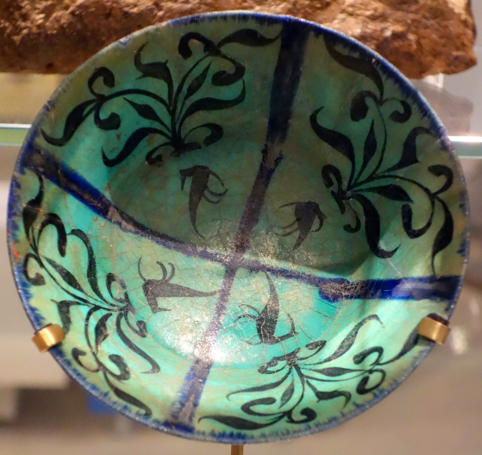 Bowl with plant motif, Iran, early 13th century, stonepaste, chromium and cobalt paint, copper alkali overglaze - Royal Ontario Museum - DSC04604