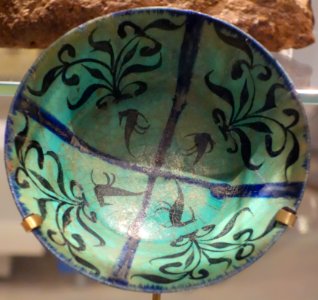 Bowl with plant motif, Iran, early 13th century, stonepaste, chromium and cobalt paint, copper alkali overglaze - Royal Ontario Museum - DSC04604