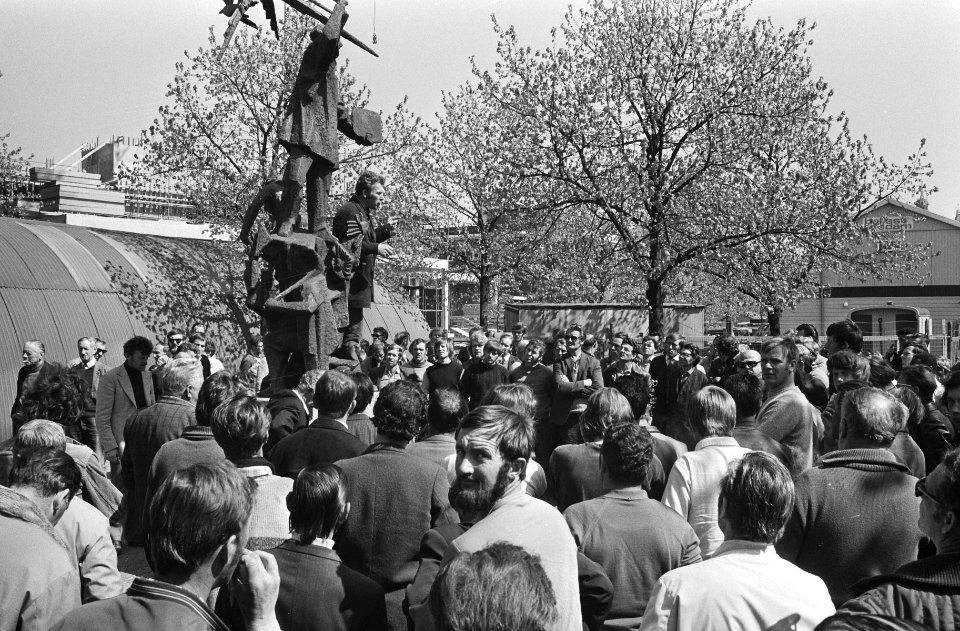Bouwvakkers bijeen op het Museumplein, Bestanddeelnr 924-5133