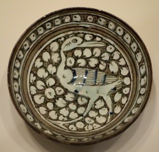 Bowl with strutting bird, Sultanabad ware, Iran, Ilkhanid period, first half of 14th century, earthenware with gray englobe and underglaze painting in blue, black, white slip - Cincinnati Art Museum - DSC04054