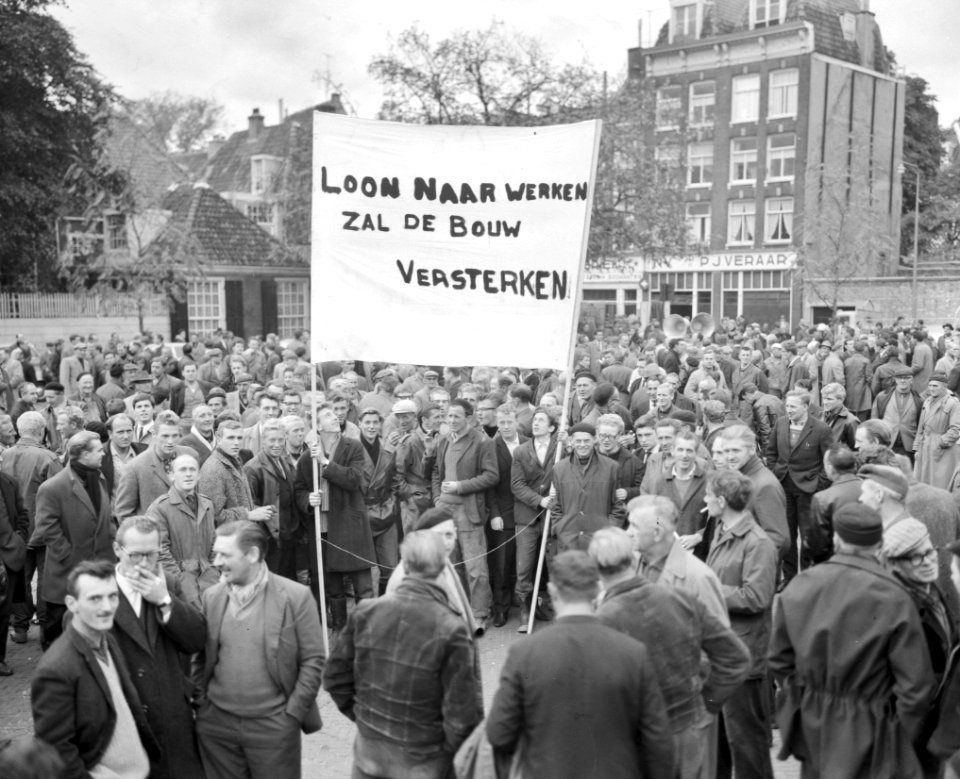 Bouwvakarbeiders demonstreren, de bouwvakkers op het Amstelveld, Bestanddeelnr 917-0364
